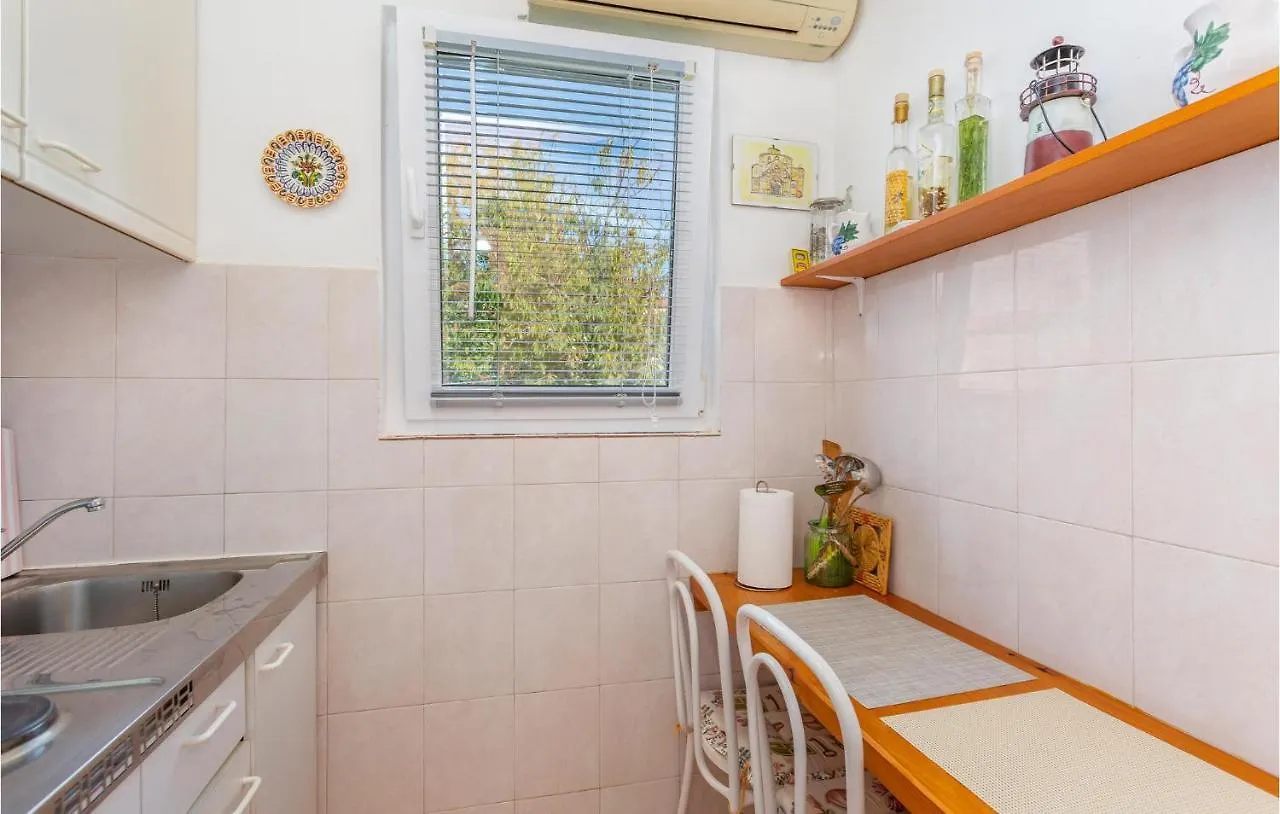 1 Bedroom Beautiful Apartment In Linardici