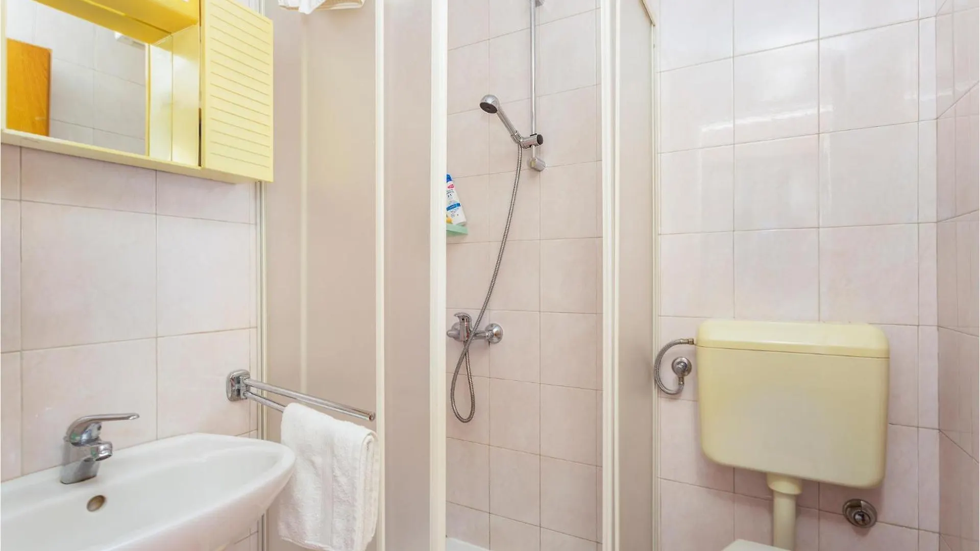 1 Bedroom Beautiful Apartment In Linardici