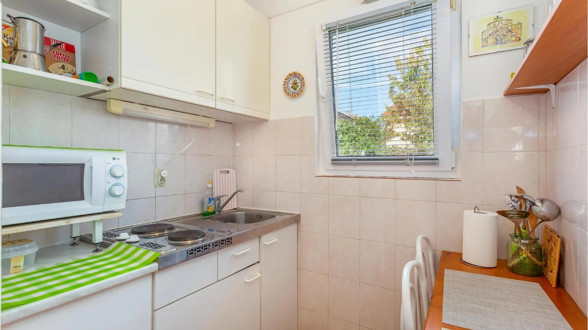 1 Bedroom Beautiful Apartment In Linardici 0*,